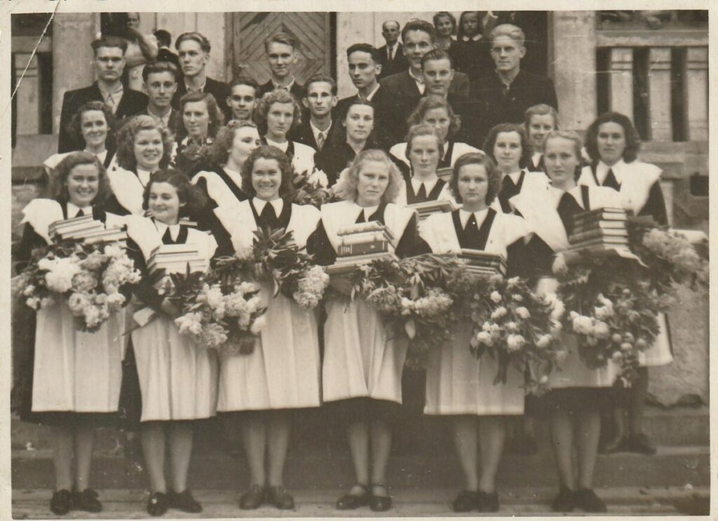 9. izlaidums, 1. foto – audzinātāja Marta Kajaka
