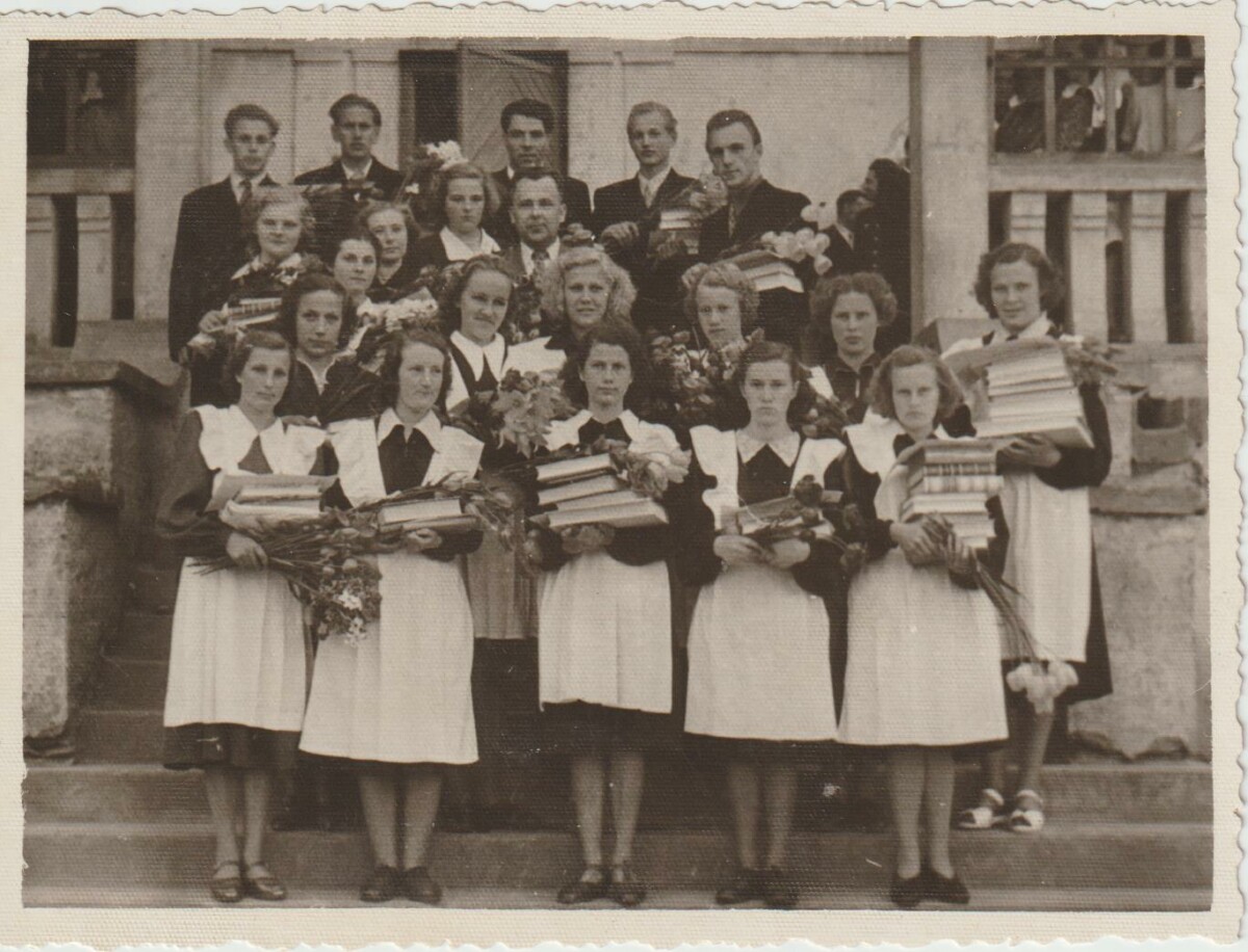 10. izlaidums, 1. foto – audzinātājs Gustavs Veterbergs