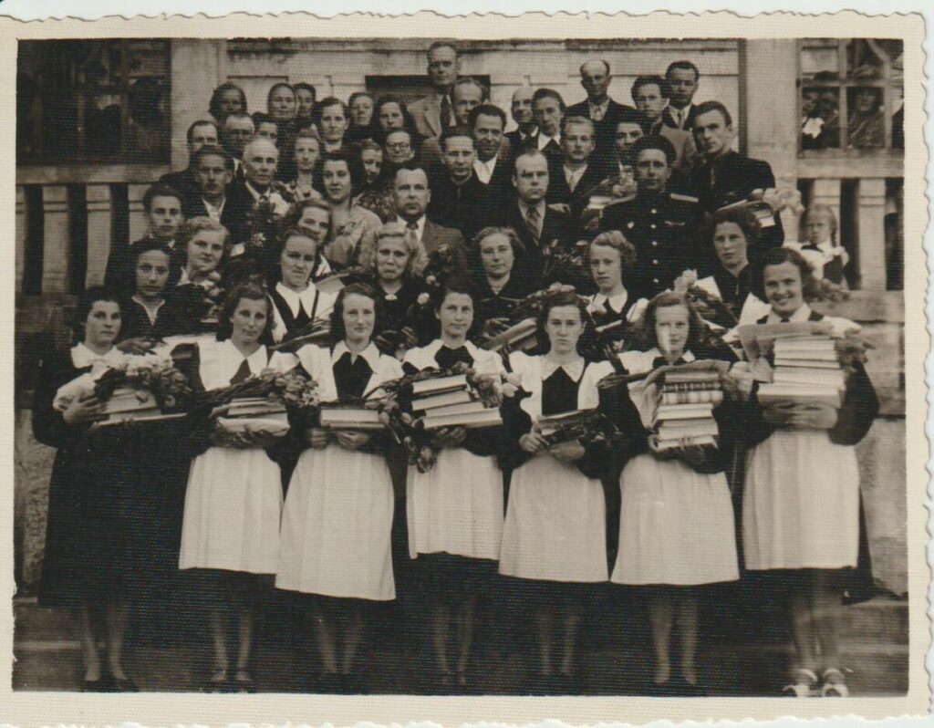 10. izlaidums, 1. foto – audzinātājs Gustavs Veterbergs