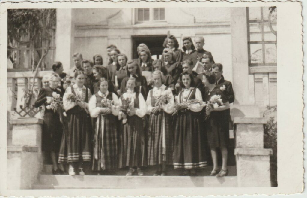 1. izlaidums, 2. foto – audzinātāja Lizete Kārkliņa