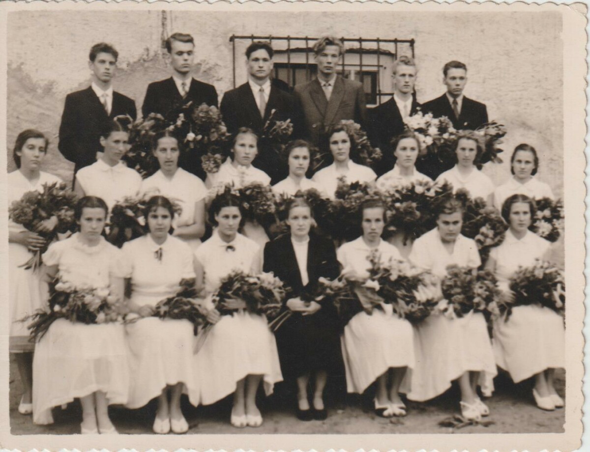 13. izlaidums, 2. foto – audzinātāja Elga Ābola