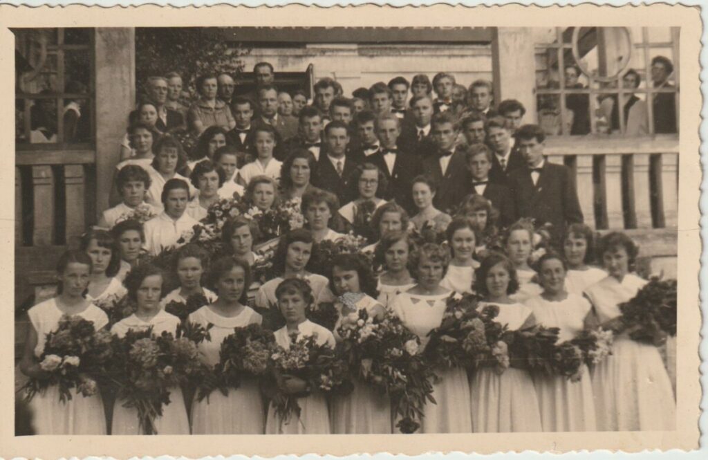 15. izlaidums, 2. foto – audzinātājas Dzidra Šteine, Hilda Vitmane