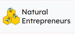 Logotips, kurā attēlotas trīs bites uz trim medus šūnām blakus tekstam Natural Entrepreneurs.